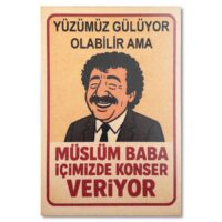Holzposter Ahsap Duvar Resmi – "Müslüm Baba Icimizde Konser Veriyor”